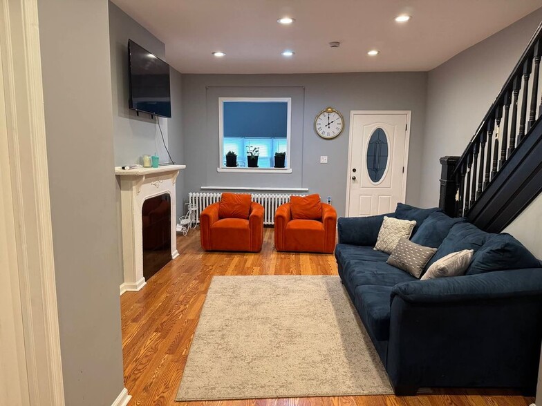 Building Photo - 145 Hansberry St