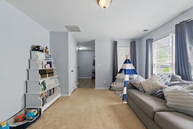 Building Photo - 985 Hollymeade Cir
