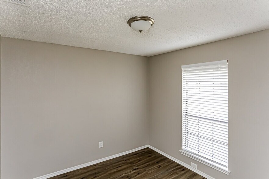 Building Photo - 2618 San Saba St