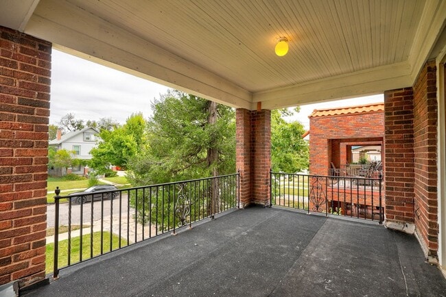 Building Photo - Exquisite 1 Bedroom Brownstone Apartment Steps Away from The Plaza District!