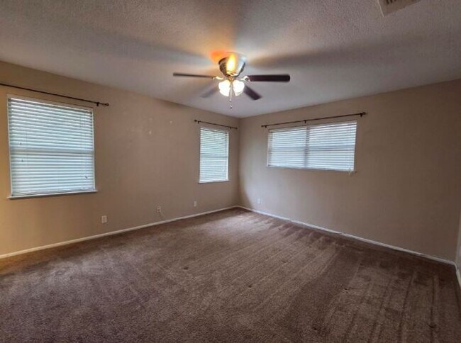 Building Photo - FOR LEASE!!