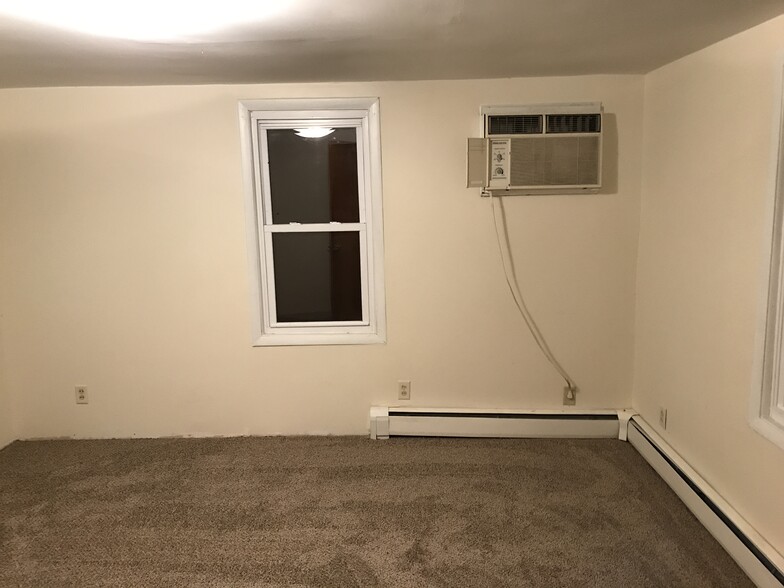 1st bedroom - 567 Walnut St
