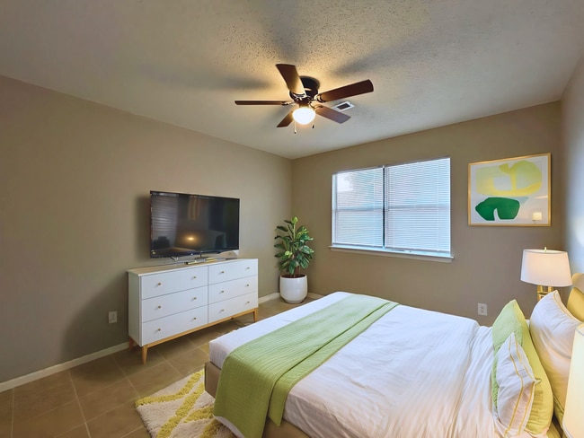 Building Photo - Minutes from Downtown Rogers – 2 Bed Apart...