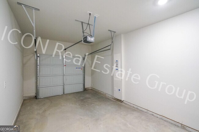 Building Photo - 124 Village Green Dr