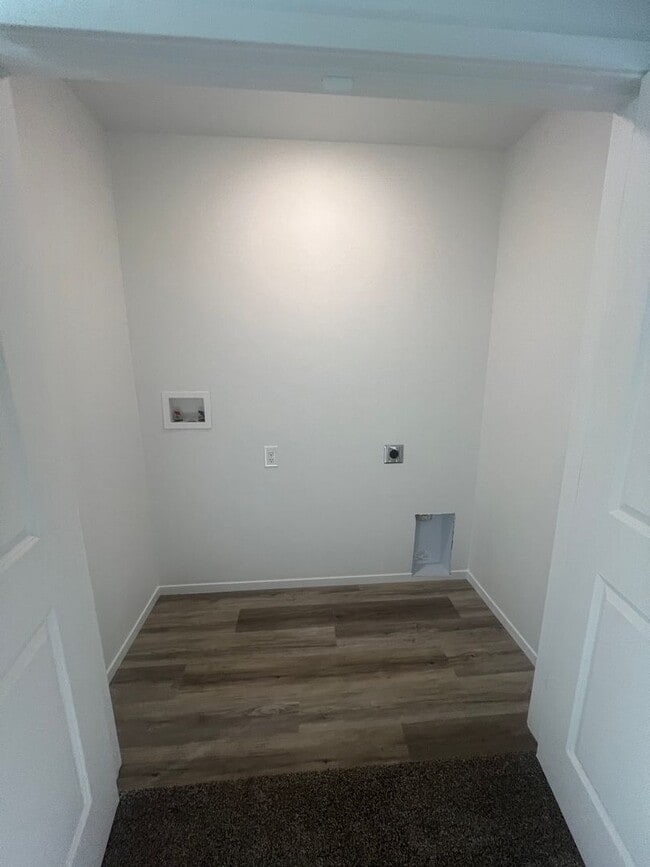 Building Photo - Beautiful spacious 3 bedroom, 2.5 bathroom house located in Cedar City!