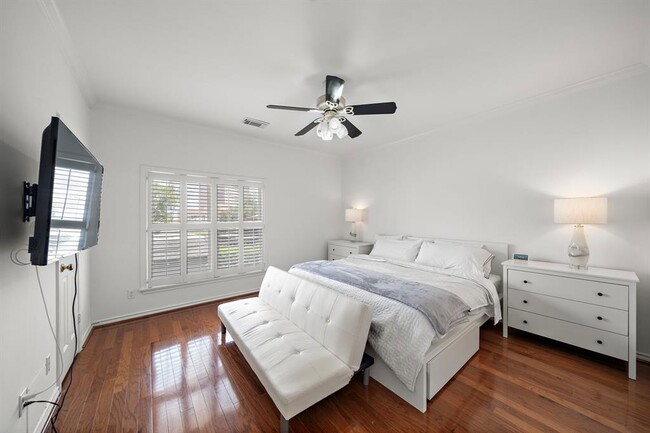 Building Photo - 5136 Chevy Chase Dr