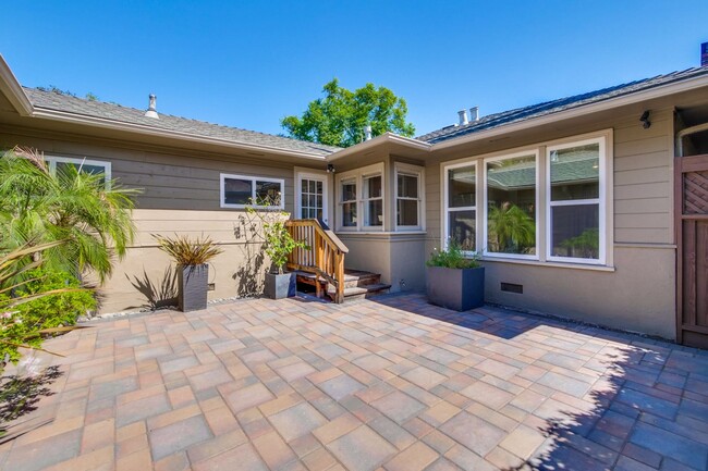 Building Photo - Beautifully remodeled 2 bed, 2 bath home.