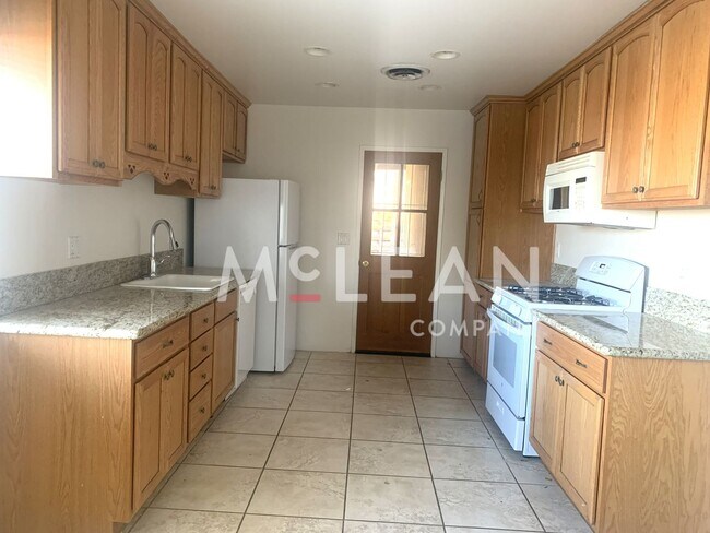 Building Photo - Three Bedroom Home in Beautiful Neighborhood