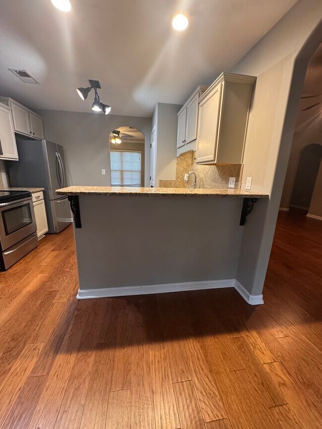 Building Photo - Beautiful 3 Bedroom, 2 Bath Home with 2-Car Garage!