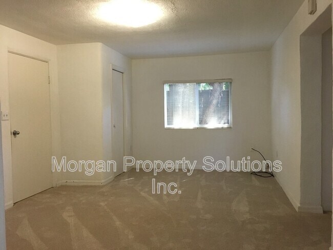 Building Photo - 1223 Poinsettia Ave