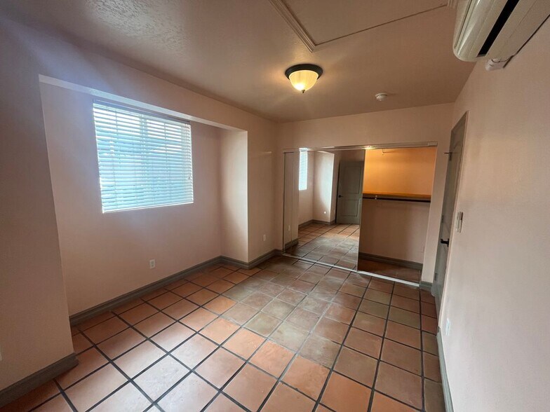 Building Photo - 728 Glenoaks Blvd