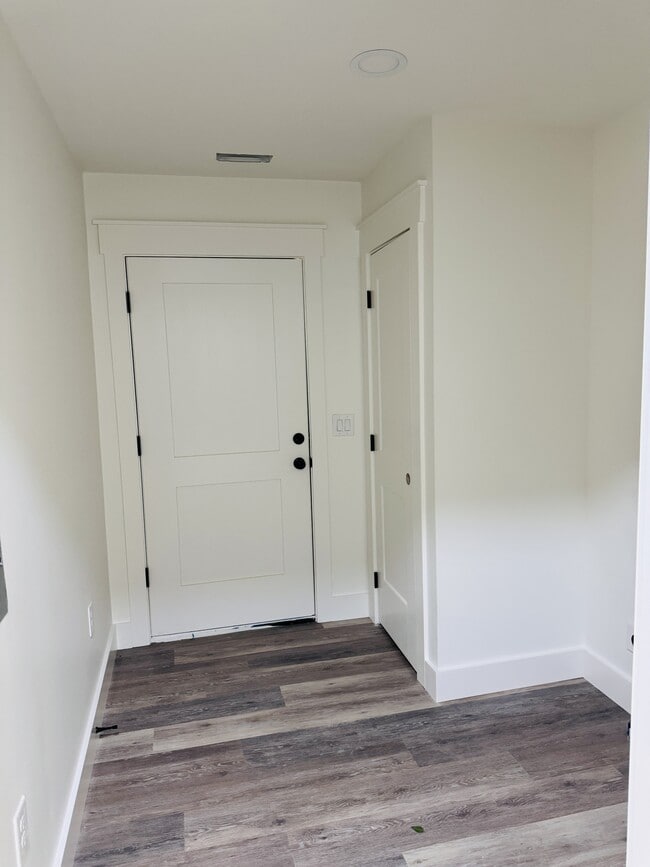 Building Photo - 221 Sheffield Dr