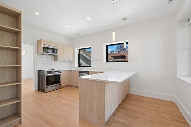 Building Photo - 2755 Eastwood Ave