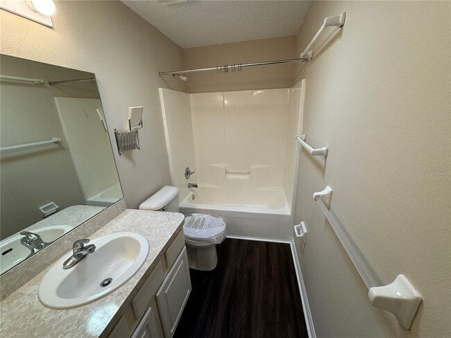 Building Photo - 545 Golfview Ct