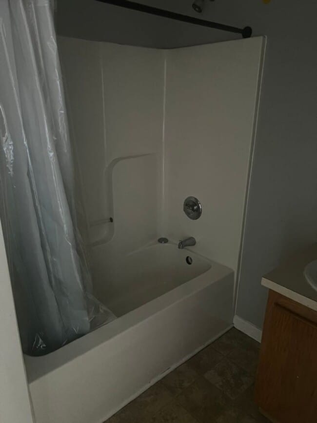 Building Photo - Cute Bungalow Convenient to Shopping & Restaurants!