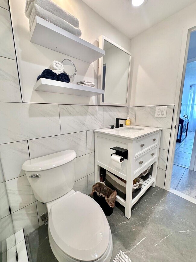 Building Photo - 3111 N Ocean Dr