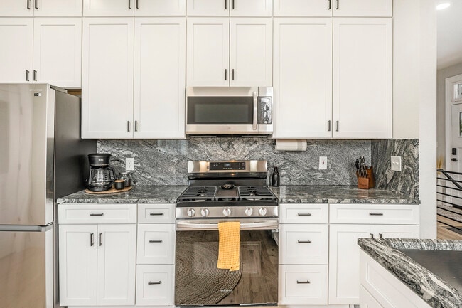 Building Photo - 832 26th St