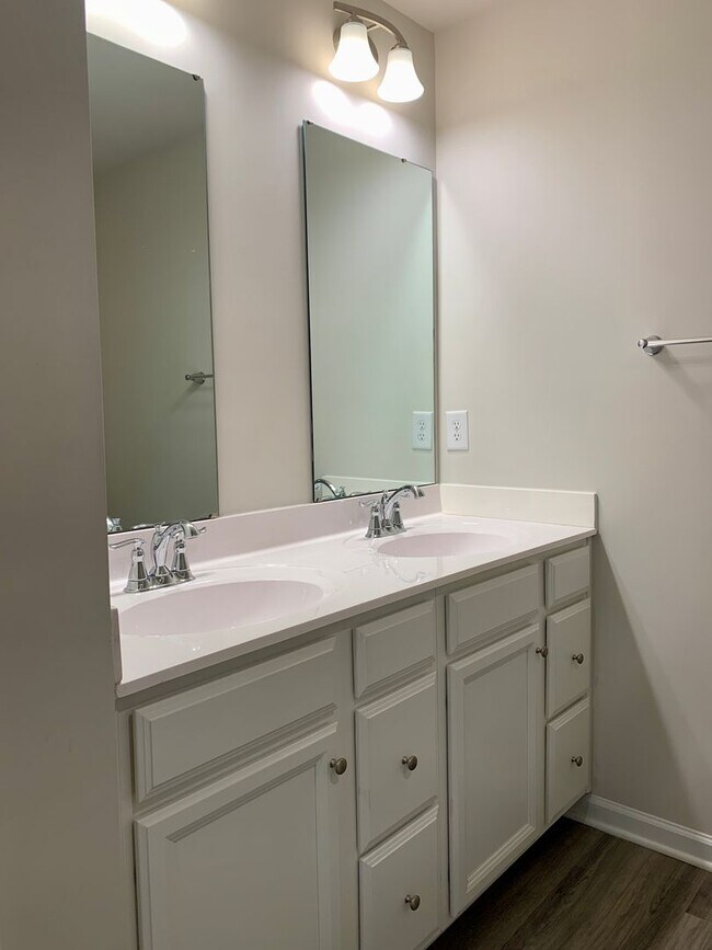 Building Photo - Amazing 3 Bedroom Townhome in North East R...