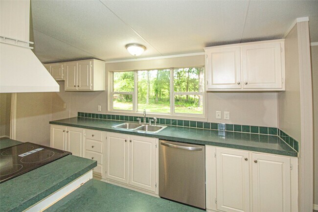 Building Photo - 613 River Rd