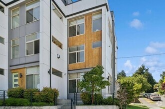 Building Photo - 3 bedroom in Seattle WA 98199