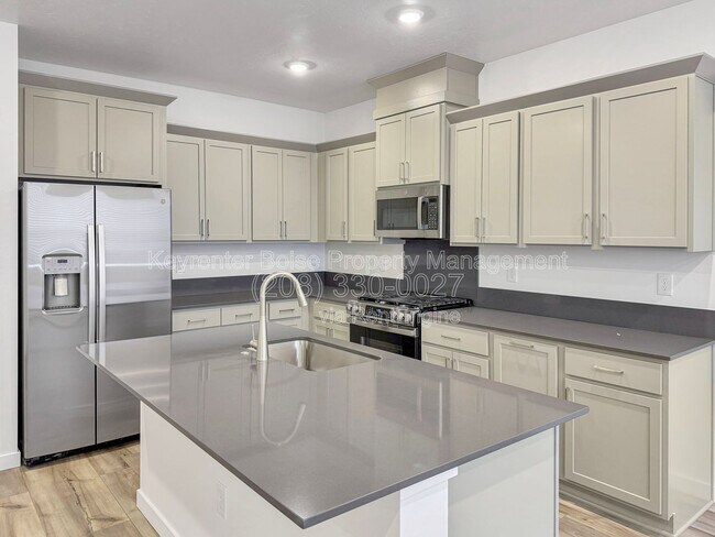 Building Photo - 4119 W Perspective St