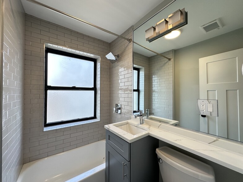 Building Photo - 545 W Belmont Ave