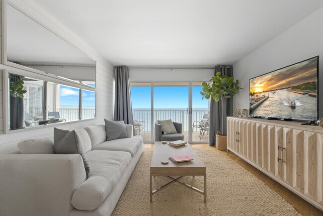 Building Photo - Naples Continental - Condo on the beach!!