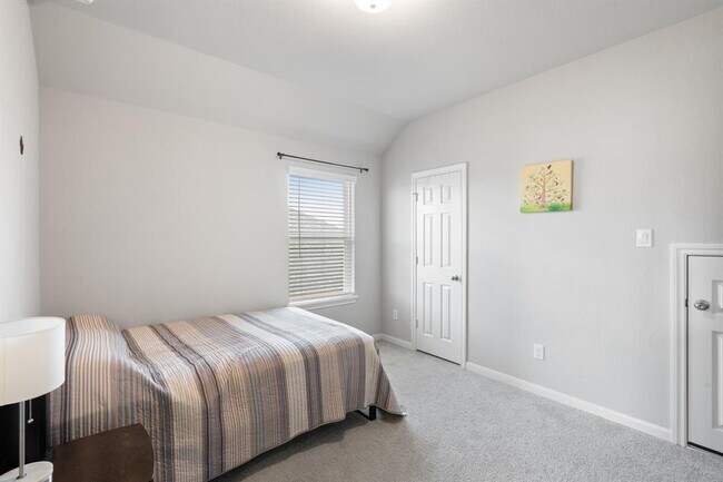 Building Photo - 515 Round Lake Dr