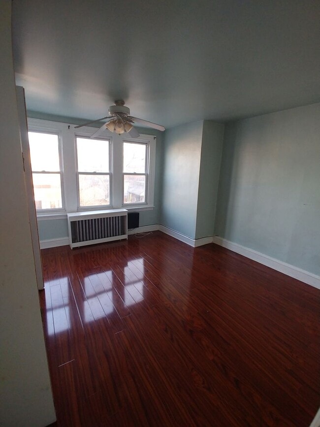 Building Photo - Modern & Comfortable Lawncrest home-North ...