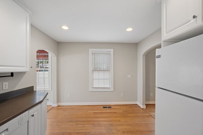 Building Photo - MOVE-IN READY! Quiet Neighborhood near Sho...