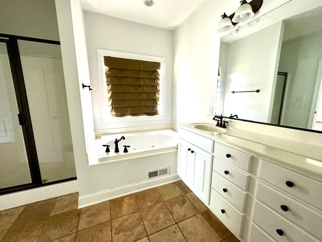 Building Photo - 4852 Knollview Dr