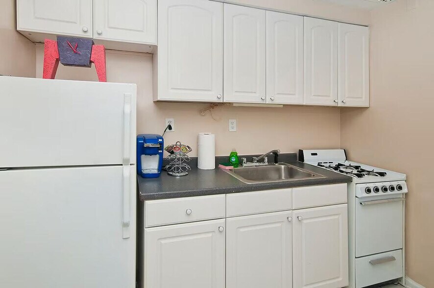 Building Photo - 1581 1st Ave