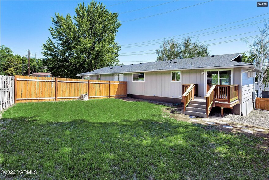 Building Photo - 709 W Cherry Ave