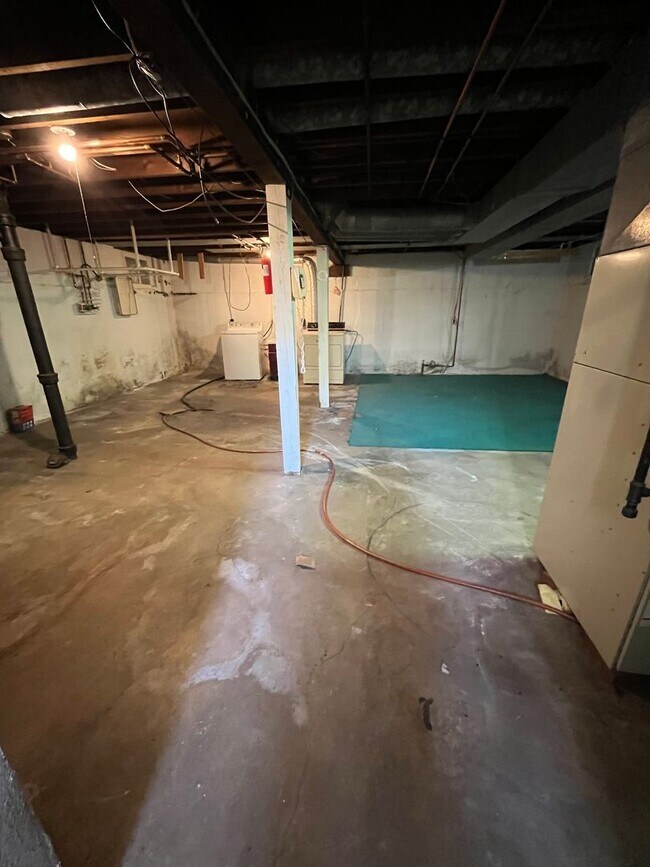 Building Photo - Main St. in Cedar Falls-2bd/1ba House