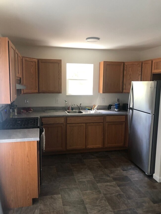 Building Photo - 2 bedroom, 1 bath House: Available August 2025!