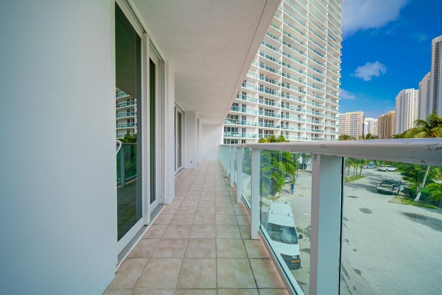 Building Photo - 100 Bayview Dr