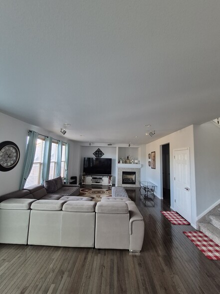 Living Room - main floor - 4441 S Johnson Ct