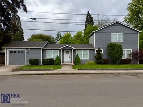 Building Photo - Spacious & Modern 3BR/2BA Home in Quiet Hillsboro Neighborhood