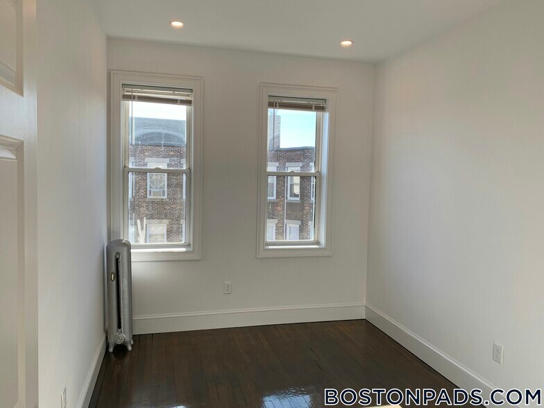 Building Photo - 124 Peterborough St