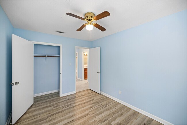 Building Photo - 349 Primrose Cir