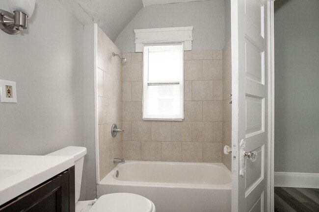 Building Photo - 3910 Carlyle Ave