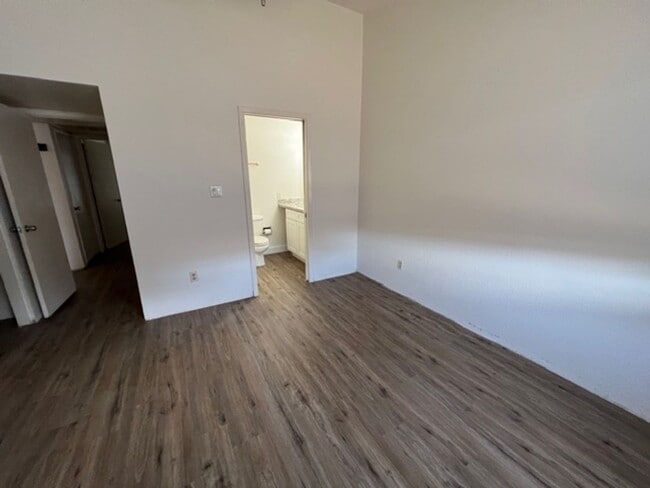 Building Photo - 2836 E Irwin Ave