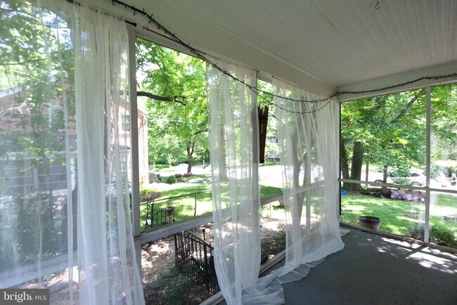 Building Photo - 921 Langley Dr