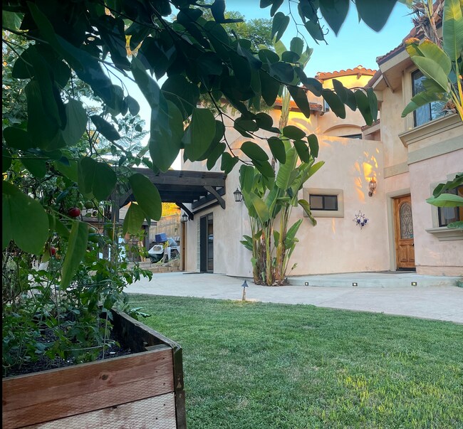 Building Photo - Call for your Private Showing! - Rent Ready September 1st