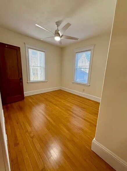 Building Photo - 389 School St