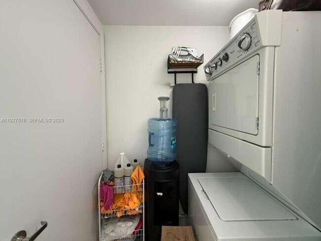 Building Photo - 495 Brickell Ave