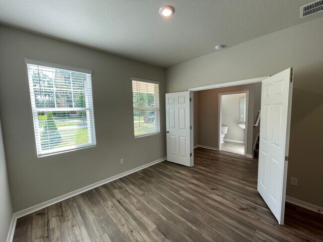 Building Photo - Spacious 3 Bedroom, 2.5 Bath Townhome in L...
