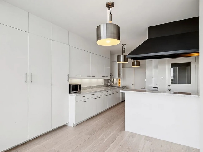 Building Photo - 2470 Broadway