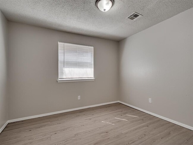 Building Photo - 1525 McGregor Dr