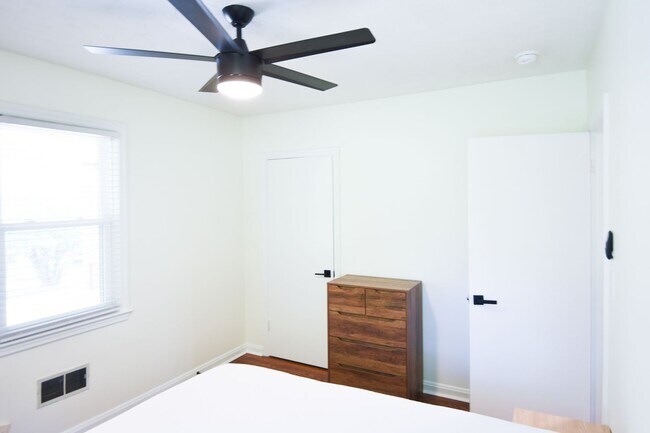 Building Photo - 5 Bedroom || 2 Bathroom - Single Family Ho...